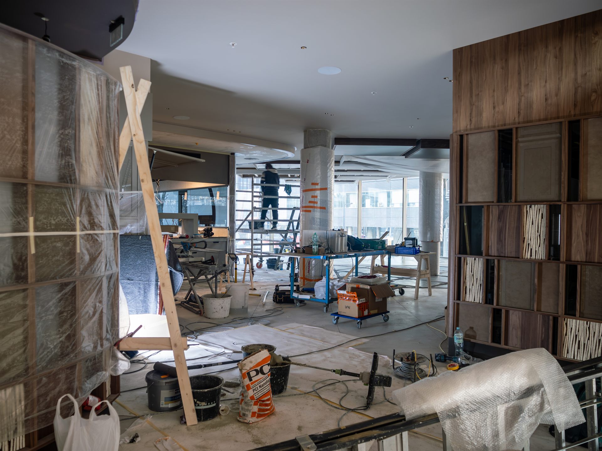 Interieur van Restaurant Fred in aanbouw met gereedschap, steigers en afwerkingsmaterialen.